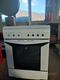 Forno con fuochi a gas nuovo 