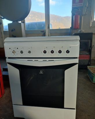 Forno con fuochi a gas nuovo 