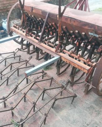 Seminatrice con rastrello