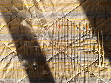 Pipette tarate, matracci volumetrici, imbuto, ecc.