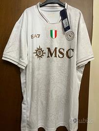 Maglie da calcio Napoli (L) e Real Madrid (S)
