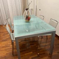 tavolo in cristallo bontempi con sedie