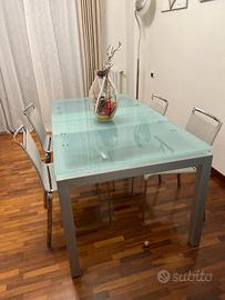tavolo in cristallo bontempi con sedie
