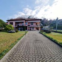 Stupenda villa bifamiliare con ampio parco privato