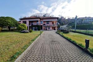 Stupenda villa bifamiliare con ampio parco privato