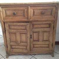 Piccola credenza spagnola