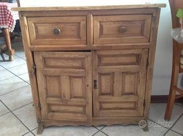 Piccola credenza spagnola