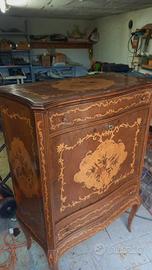 Elegante mobile antico intarsiato