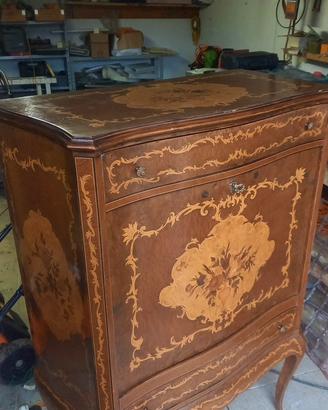 Elegante mobile antico intarsiato