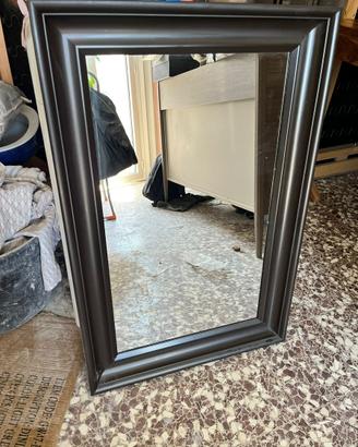 Specchio Ikea con cornice scura