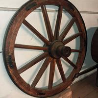 Grande ruota in legno 