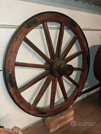 Grande ruota in legno 