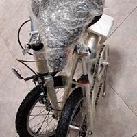 Bicicletta giapponese pieghevole nuova da negozio
