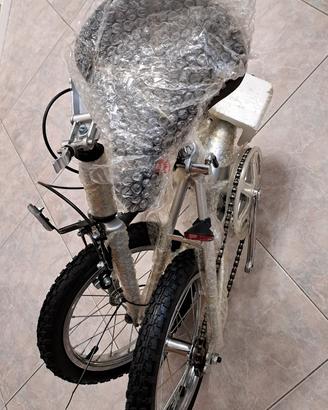 Bicicletta giapponese pieghevole nuova da negozio