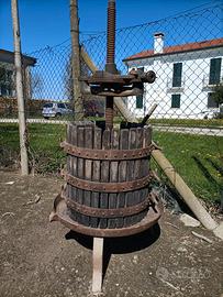 Torchio storico per uva e olive