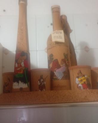 Vassoio con bicchieri e bottiglie