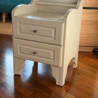 N. 1 comodino legno massello