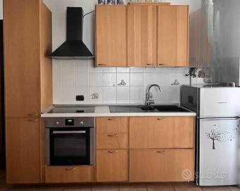 Cucina con elettrodomestici