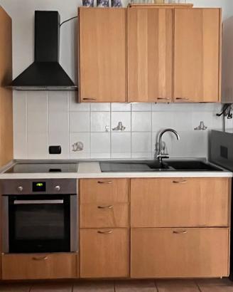 Cucina con elettrodomestici