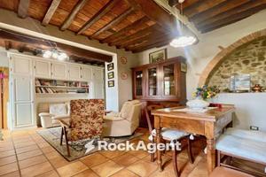 Rustico / Casale di 395 m² con più di 5 locali a S