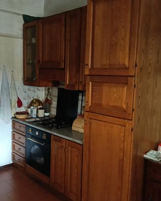Cucina in legno massello di castagno