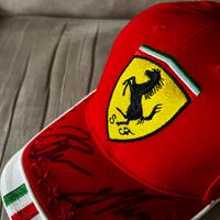 Cappello Ferrari Autografato Alonso & Massa 2012