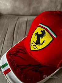 Cappello Ferrari Autografato Alonso & Massa 2012