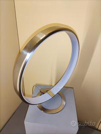 Lampada da tavolo a "ring"