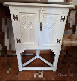 Piccola credenza angolare vintage "Old Charm" 