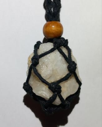 collana in corda con quarzo