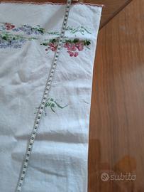 tovaglietta pasquale e non Bianca dipinta a  mano 