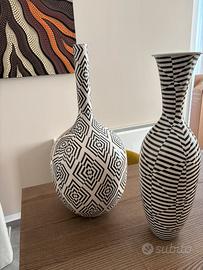 Coppia di vasi bianchi e neri a righe