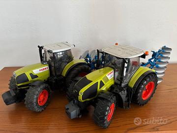 Due trattori, claas giocattolo con attrezzi