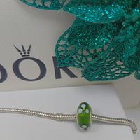charm Pandora vetro di Murano verde fiori bianchi 