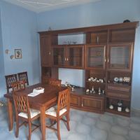 Parete attrezzata con tavoli e sedie