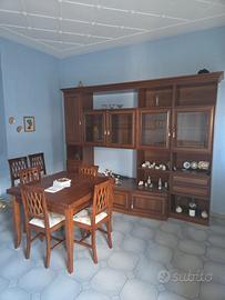 Parete attrezzata con tavoli e sedie