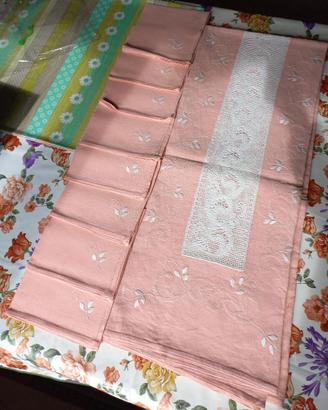 Tovaglia rosa in lino ricamato per 8 persone