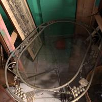 Tavolino in ferro battuto lavorato con vetro