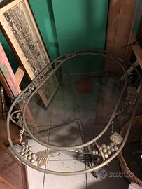 Tavolino in ferro battuto lavorato con vetro