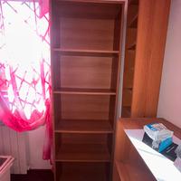 libreria con scaffali + mobile