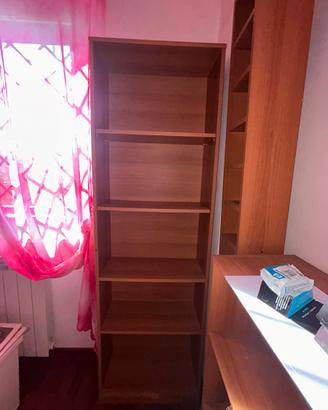libreria con scaffali