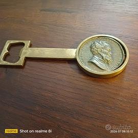 Apribottiglia ottone - anni 60/70 con medaglia