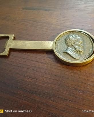 Apribottiglia ottone - anni 60/70 con medaglia