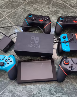 Nintendo Switch Standard, 5 Controller e Custodia