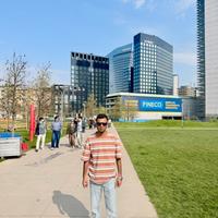 Cameriere di sala di barista caffettiera