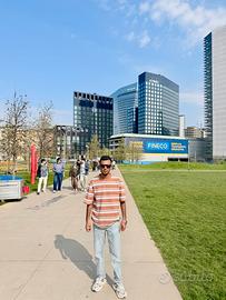 Cameriere di sala di barista caffettiera