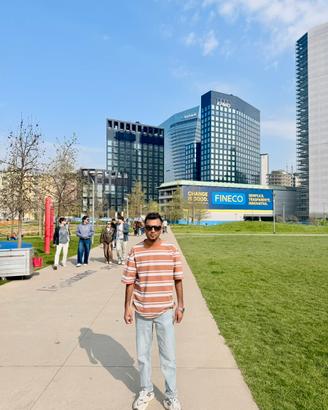 Cameriere di sala di barista caffettiera