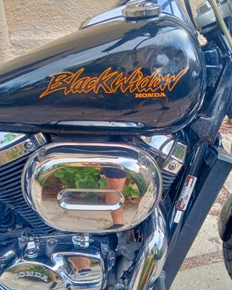 Honda Black Widow 750 FMI con CRS (VT 750 DC)