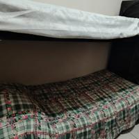  2 letti a castello con una scaletta