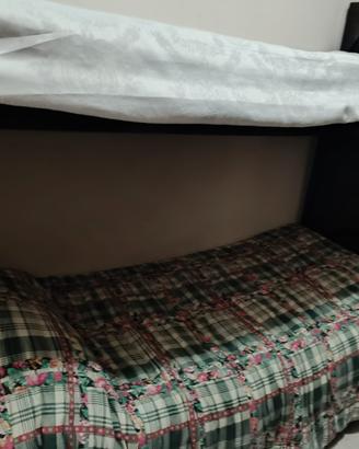  2 letti a castello con una scaletta